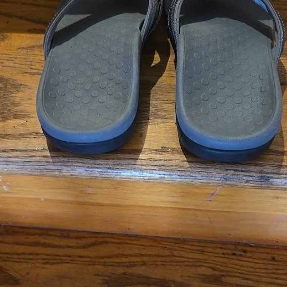 Brand New Vionic Stylish Gray Flip Flops - Picture 3 of 4
